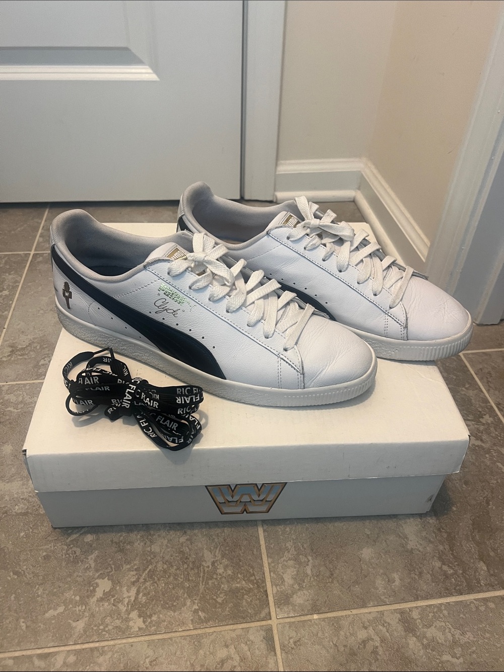 Puma White Shoes with Black Formstripe Low-Top Sneakers